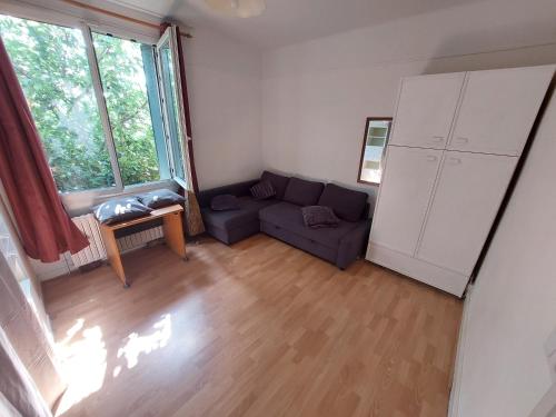 Chambre avec 1 lits et 1 canapé convertible, salle de bain et cuisine communes chambre d'hôte Paray-Vieille-Poste