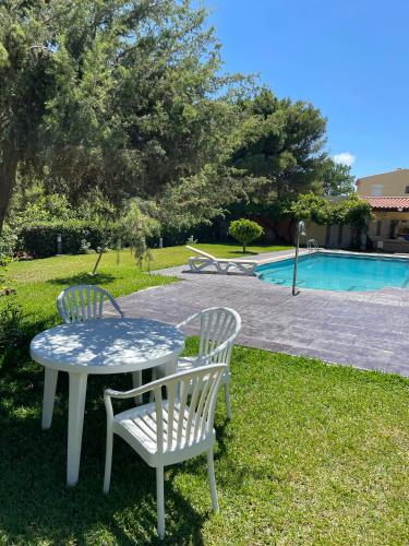 Villa de Luxe avec Vue sur Mer, Grand Jardin et Piscine Privée à Tabarka Villa de Luxe avec Vue sur Mer, Grand Jardin et Piscine Privée à Tabarka