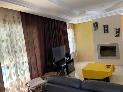 Villa de Luxe avec Vue sur Mer, Grand Jardin et Piscine Privée à Tabarka Villa de Luxe avec Vue sur Mer, Grand Jardin et Piscine Privée à Tabarka