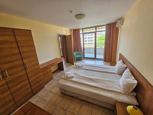 One-Bedroom Apartment with Sea View (2 Adults + 1 Child) image 5