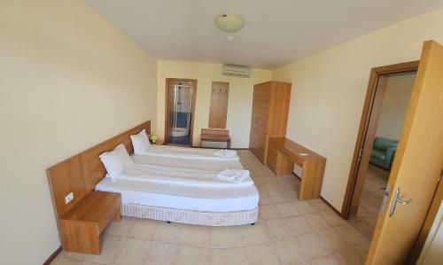 One-Bedroom Apartment with Sea View (2 Adults + 1 Child) image 6