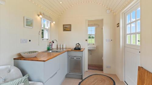 Tiny House outstanding natural beauty off grid in Bickleigh