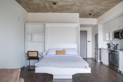 Luxury Studio Apt Near Brady St with Balcony and Lake View near พิพิธภัณฑ์ศิลปะการตกแต่ง วิลล่าเทอร์เรซ