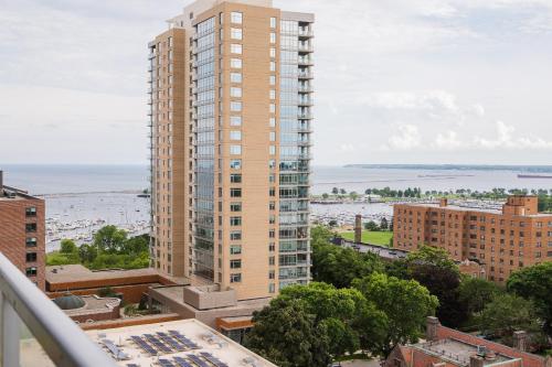 Luxury Studio Apt Near Brady St with Balcony and Lake View near พิพิธภัณฑ์ศิลปะการตกแต่ง วิลล่าเทอร์เรซ