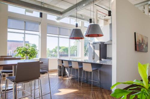 Luxury Studio Apt Near Brady St with Balcony and Lake View near พิพิธภัณฑ์ศิลปะการตกแต่ง วิลล่าเทอร์เรซ