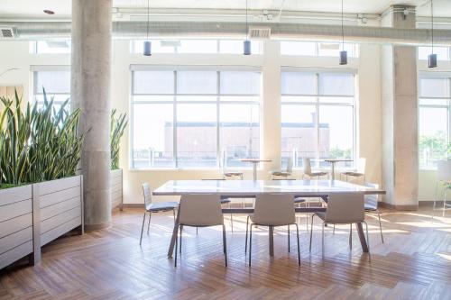 Luxury Studio Apt Near Brady St with Balcony and Lake View near พิพิธภัณฑ์ศิลปะการตกแต่ง วิลล่าเทอร์เรซ