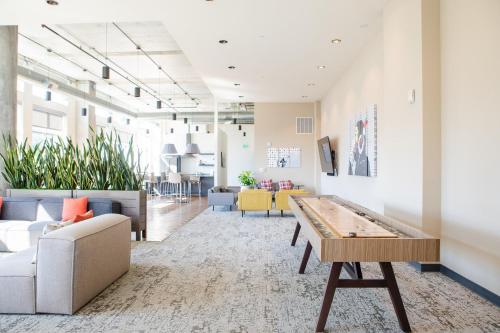 Luxury Studio Apt Near Brady St with Balcony and Lake View near พิพิธภัณฑ์ศิลปะการตกแต่ง วิลล่าเทอร์เรซ