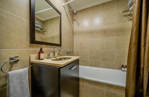 One-Bedroom Apartment image 9