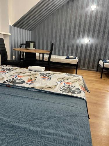 1 double bed, 2 twin beds