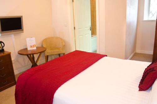 Norfolk Arms Hotel - image 10
