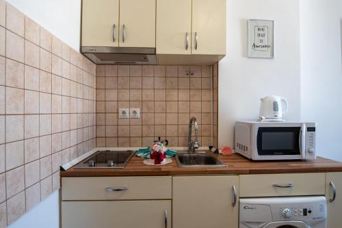 Central - Bright - Calm Studio for Solo Travellers - image 7