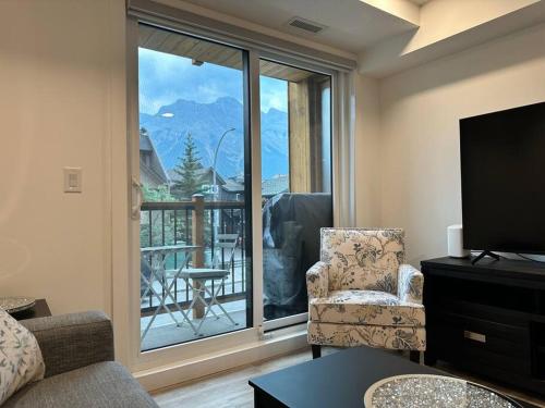 BRAND NEW! The Mountain's Call- Mountain View Stay