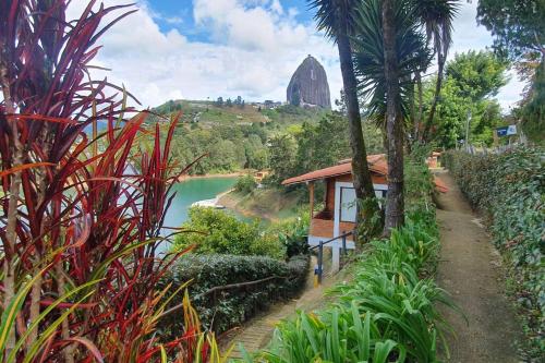 Hermosa cabaña frente al lago y la piedra 4