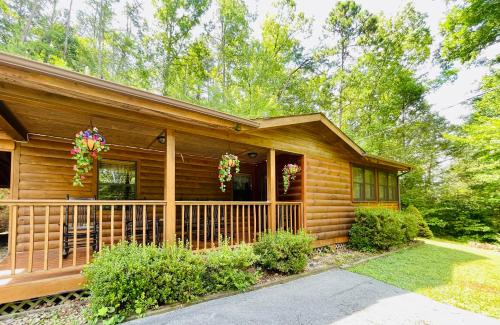 Smoky Mountain Enchanting Haven 3BR2BA Cabin in Sevierville, USA