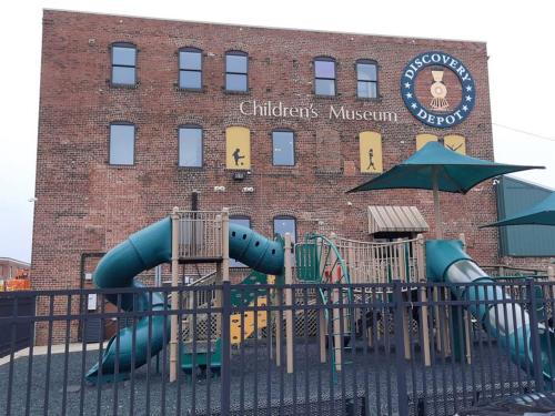 Located 1 mile from Downtown and Knox College in Galesburg (IL)