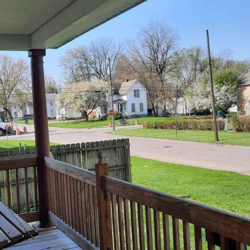 Located 1 mile from Downtown and Knox College in Galesburg (IL)