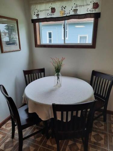 Located 1 mile from Downtown and Knox College in Galesburg (IL)