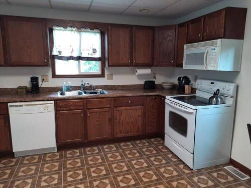 Located 1 mile from Downtown and Knox College in Galesburg (IL)