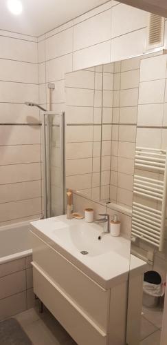 ห้องน้ำ, Cosy apartment close Eiffel Tower in เซฟร์