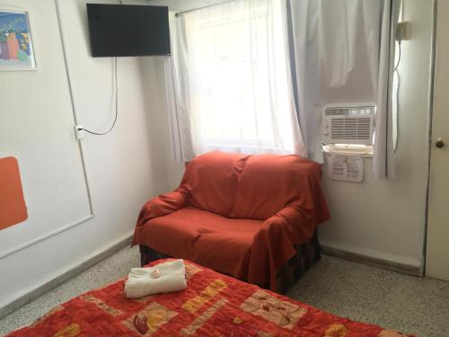 Habitacion con aire acondicionado y sofa en Departamento en el Centro Estacionamiento in León, Mexico