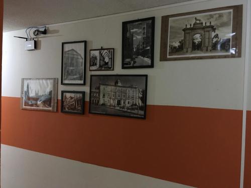 Habitacion con aire acondicionado y sofa en Departamento en el Centro Estacionamiento in León, Mexico