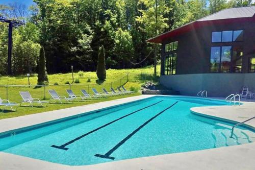 Rockstar Pool Tennis Fireplace Pickleball in Killington, USA