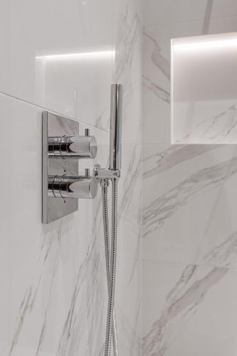 Collingham Apartments - image 9