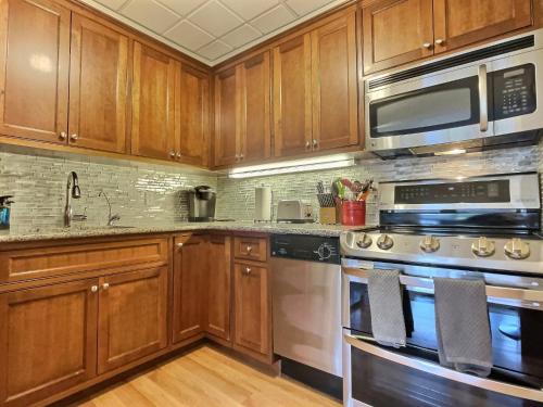 CountryCub- Shuttle to Slopes, views of pool, golf in Killington, USA