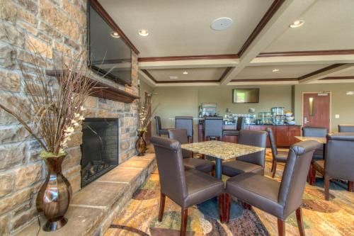 Cobblestone Inn & Suites - Holyoke