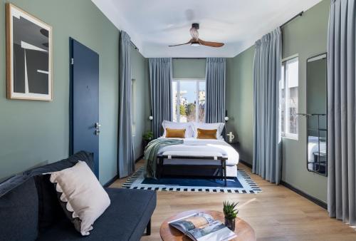King Suite with Balcony image 5