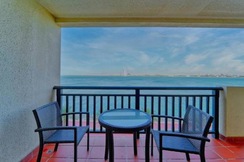 Palm Paradise 1BR - Beachfront Escape with Pool, Gym, Parking & Balcony 4