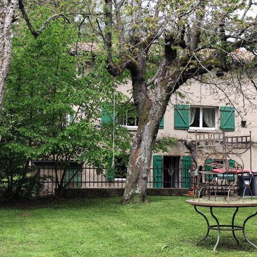 la maison aux volets vert gîte à louer Saint-Genès-la-Tourette