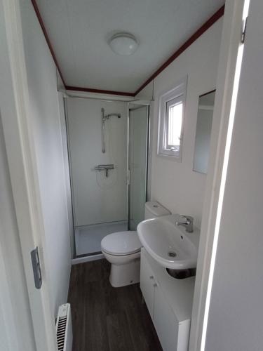 ห้องน้ำ, Chalet dichtbij zee en duinen in ฮีมซเกิร์ก