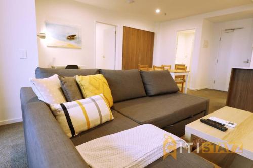 2bd 2bth - Chic Apt in Woden CBD