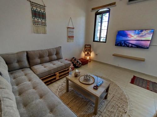 Cozy Apt in amman with a view - image 3