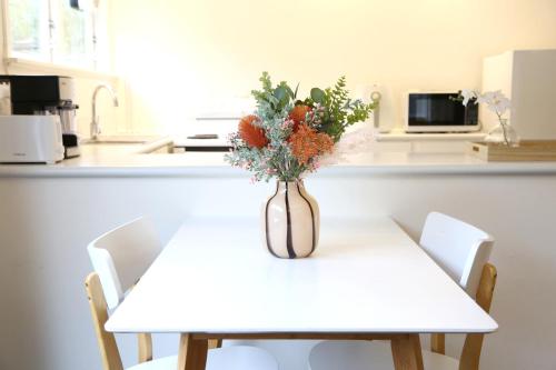 Kitchen, Skyline Haven - Entire Apartment - Free Parking, Espresso, Netflix - 15m to CBD, Stadium, Ferry in Karori