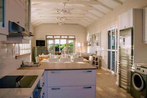 Konyha, Solar-Powered Villa - Oceanview Wildlife Estate Retreat in Birkenhead