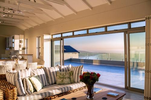 Közös társalgó / TV, Solar-Powered Villa - Oceanview Wildlife Estate Retreat in Birkenhead