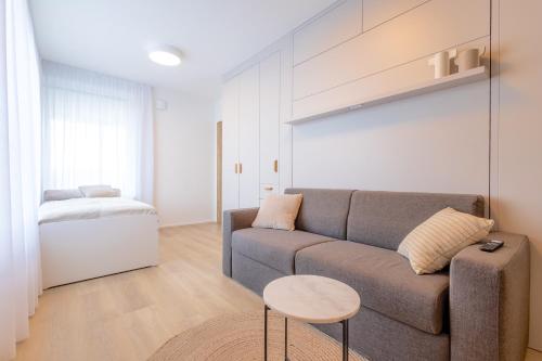 Bright 2BR - 7th floor, Balcony, Free Parking by Gravity Prague 3