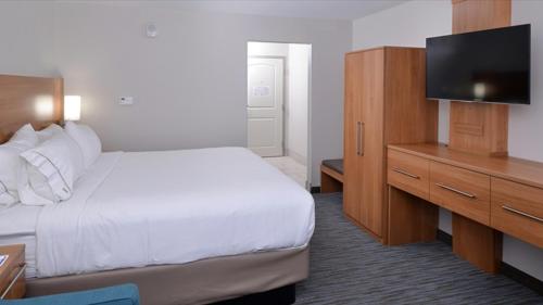 Holiday Inn Express & Suites Lexington Midtown - I-75, an IHG Hotel