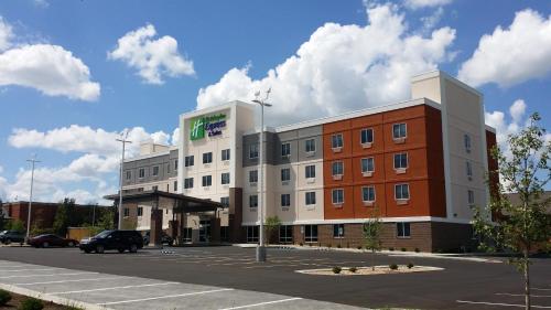 Holiday Inn Express & Suites Lexington Midtown - I-75, an IHG Hotel