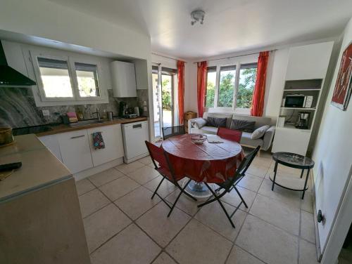 Kitchen, Calme mais proche toutes activites, F3 avec parking, jardin, piscine, wifi, clim dans propriete priv in Agde City Center