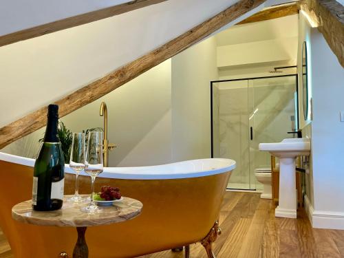Iekārtas, Villa Boutique 1880-Romantic Historic Boutique Hotel with Outdoor Jacuzzi in Lama