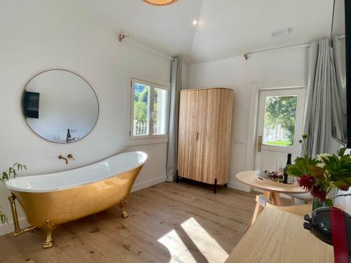 Vannas istaba, Villa Boutique 1880-Romantic Historic Boutique Hotel with Outdoor Jacuzzi in Lama