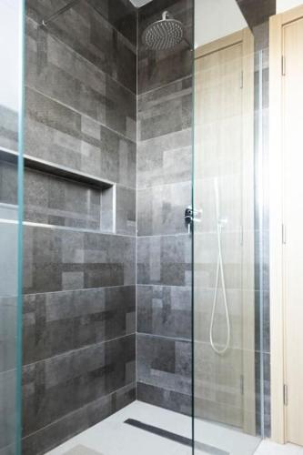 3 bdr aprt, spacious & rooftop pool - LCGR