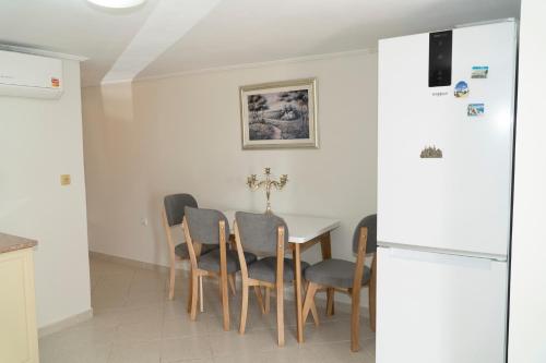 One-Bedroom Apartment with Sea View image 3
