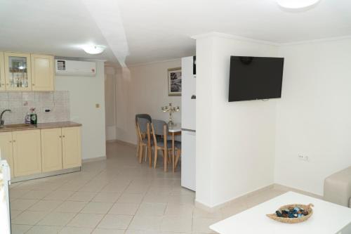 One-Bedroom Apartment with Sea View image 4