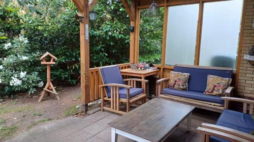 Balcony/terrace, Vrijstaande bungalow bij het bos in het Vechtdal in Buurtschap Stegerveld