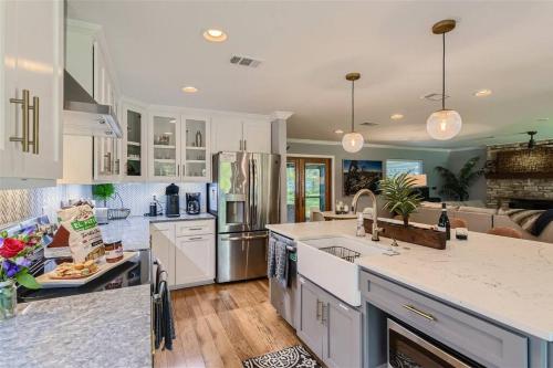 Charming 3 BR Home With Easy Access to DT Domain and Arboretum in Austin, USA