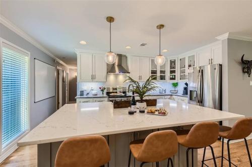 Charming 3 BR Home With Easy Access to DT Domain and Arboretum in Austin, USA